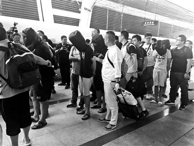 “賣(mài)答案”詐騙團(tuán)伙被押解回京 近千人共被騙200萬(wàn) “賣(mài)答案”詐騙團(tuán)伙被押解回京 近千人共被騙200萬(wàn)