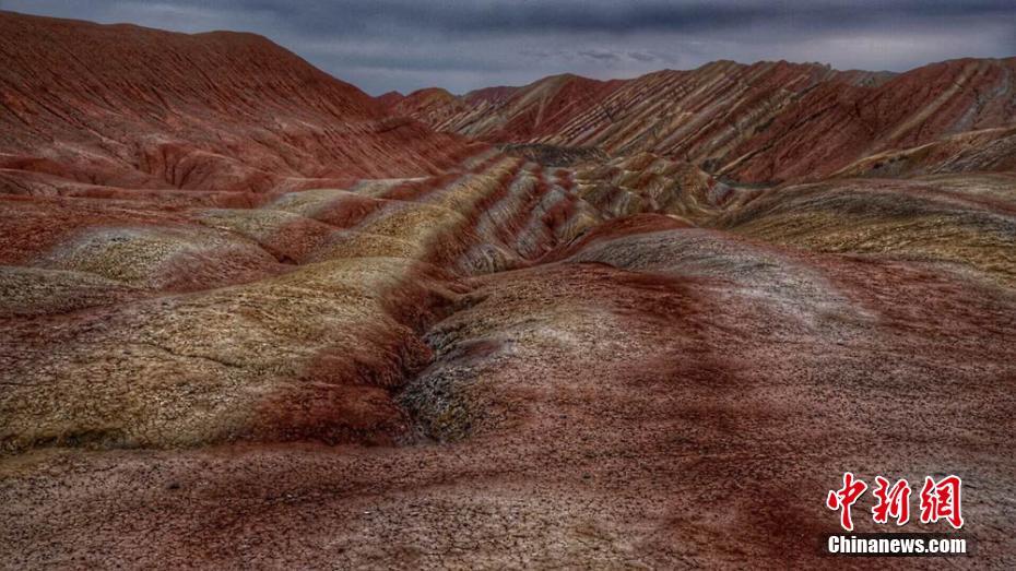 甘肅張掖丹霞地貌美似油畫引游客流連 甘肅張掖丹霞地貌美似油畫引游客流連