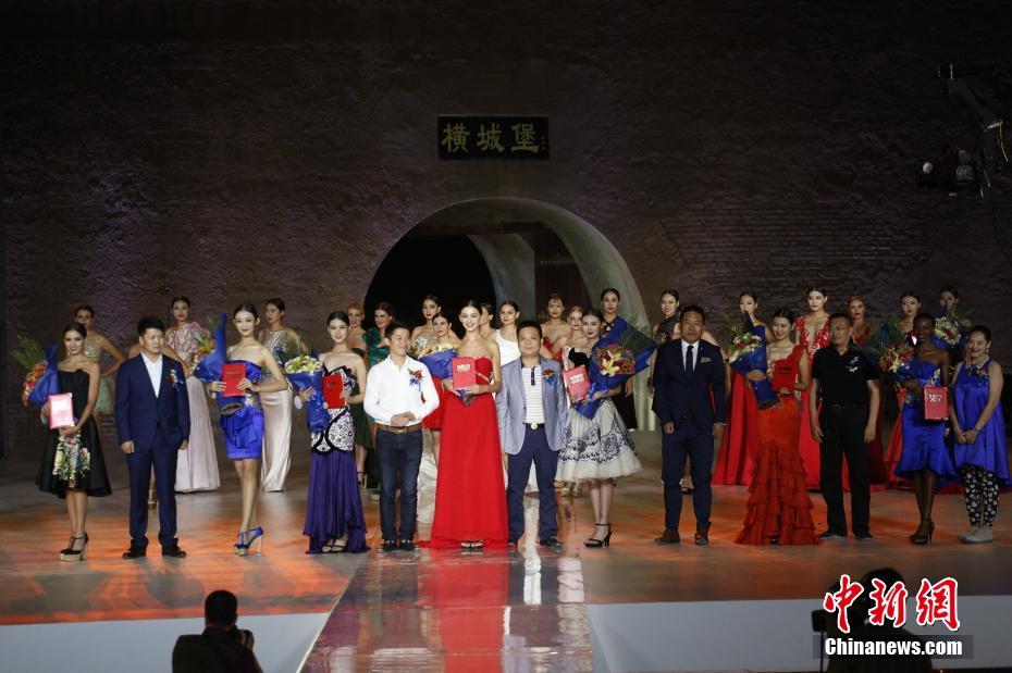 新絲路世界模特大賽總決賽落幕 中國(guó)佳麗尹娟奪冠 新絲路世界模特大賽總決賽落幕 中國(guó)佳麗尹娟奪冠