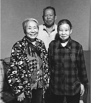 老人51年前獲戰(zhàn)士郵寄80元幫助 近日還萬元致謝 老人51年前獲戰(zhàn)士郵寄80元幫助 近日還萬元致謝