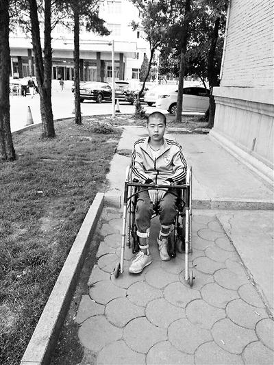 山西男孩被老師踢后截癱:復(fù)學(xué)遭拒 學(xué)校否認(rèn)體罰 山西男孩被老師踢后截癱:復(fù)學(xué)遭拒 學(xué)校否認(rèn)體罰