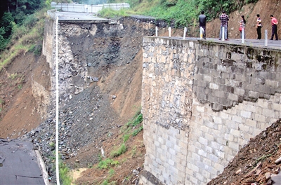 路面垮塌前老人攔車救百余人 曾被罵好狗不擋道 路面垮塌前老人攔車救百余人 曾被罵好狗不擋道