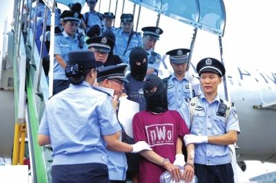 129名電信詐騙犯罪嫌疑人被帶回國 含78名臺灣人 129名電信詐騙犯罪嫌疑人被帶回國 含78名臺灣人