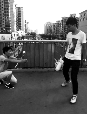 男子街頭惡搞陌生人當(dāng)網(wǎng)紅 曾地鐵裝死親吻路人 男子街頭惡搞陌生人當(dāng)網(wǎng)紅 曾地鐵裝死親吻路人