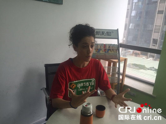 �DƬĬ�J���}