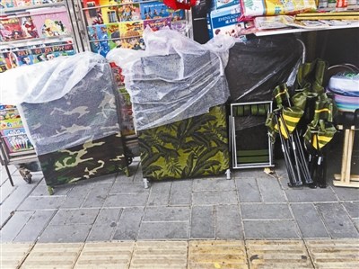 北京部分大醫(yī)院急診科床位緊張 患者無奈租買折疊床 北京部分大醫(yī)院急診科床位緊張 患者無奈租買折疊床