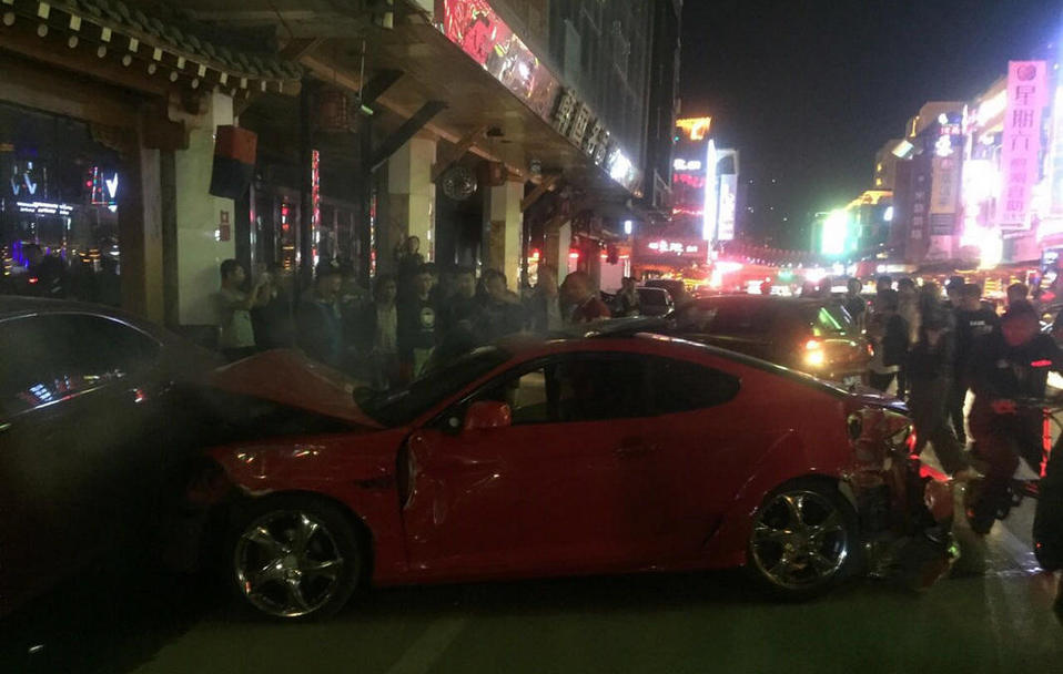 ���(y��ng)����܇�С��Bײ��܇ �����Q��ʾ�������Ʒ�