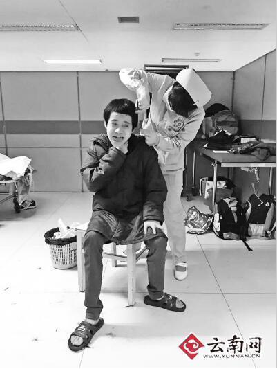 護(hù)士給小山理發(fā)