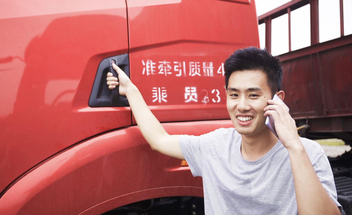 90后研究生開(kāi)卡車(chē)謀生 為見(jiàn)女友穿越大半個(gè)中國(guó) 90后研究生開(kāi)卡車(chē)謀生 為見(jiàn)女友穿越大半個(gè)中國(guó)