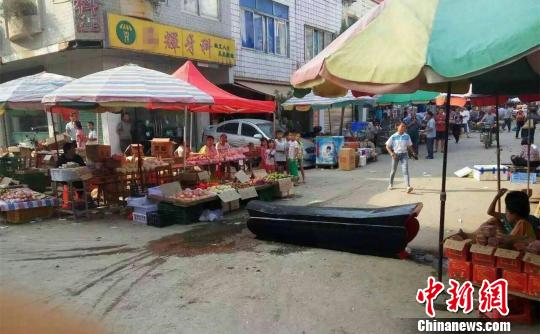 廣西兩商戶當(dāng)街互擺棺材和骨灰罐斗氣警方拘5人