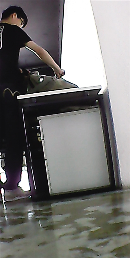 男子為面子買(mǎi)寶馬 沒(méi)錢(qián)吃飯6次偷同事錢(qián)(圖) 男子為面子買(mǎi)寶馬 沒(méi)錢(qián)吃飯6次偷同事錢(qián)(圖)