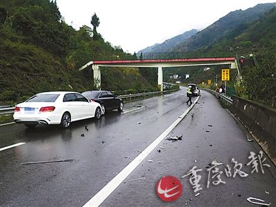 3輛豪車高速避讓流浪狗發(fā)生連環(huán)車禍損失十多萬(wàn)