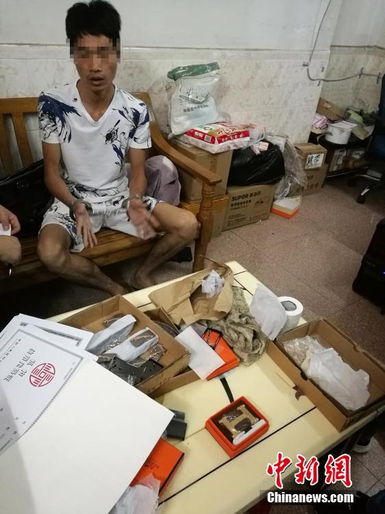 男子開網(wǎng)店賣假奢侈品被抓 三個(gè)月賣貨值200萬元 男子開網(wǎng)店賣假奢侈品被抓 三個(gè)月賣貨值200萬元