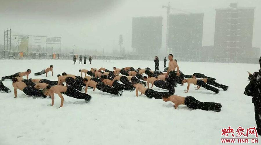 河南高校學(xué)生冒雪赤膊訓(xùn)練 網(wǎng)友稱是該校的傳統(tǒng) 河南高校學(xué)生冒雪赤膊訓(xùn)練 網(wǎng)友稱是該校的傳統(tǒng)
