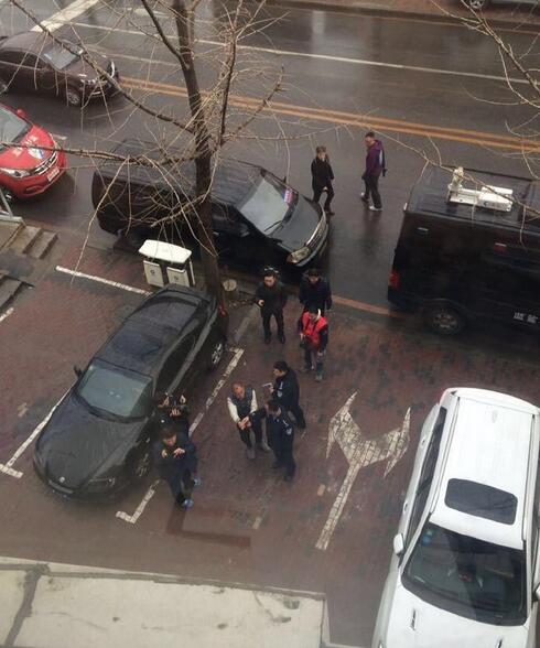 11��28�����������^(q��)���ֽ�һ̎С�̵��Tǰ��һ�����ӵ��z�w���ڵ������rѪ����һ����