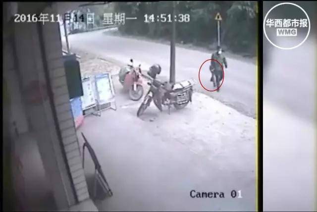 11��14������2�c(di��n)51����һ��ƽ�^���������Բʱ��b��������ɫ���ֺͰ�ɫ���ף��������Բ�ѝ�Ӱ�������һ��(g��)�ܠ�����ͻȻ�_�M(j��n)�Ĵ��Y��И����h�����(zh��n)���͈��(zh��n)�]���I�I(y��)����ֱ���C�Ϲ��_(t��i)��