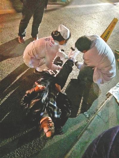 車禍發(fā)生后,醫(yī)生趕來施救