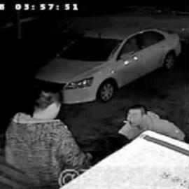 男子(右)持刀刺傷小木 N8