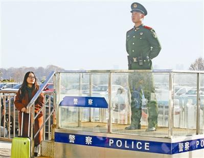 女大學(xué)生返鄉(xiāng)認出入伍同學(xué)執(zhí)勤寒風(fēng)中陪他站(圖)
