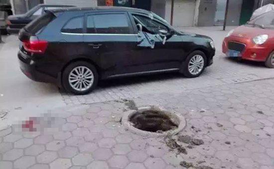 �°l(f��)���cλ��С�^(q��)��һ܇�츽�������w�ѽ�(j��ng)��ը�ò�֪ȥ����һ�v��ɫ�I܇ͣ����߅����ը�Ұ벿�և���׃����