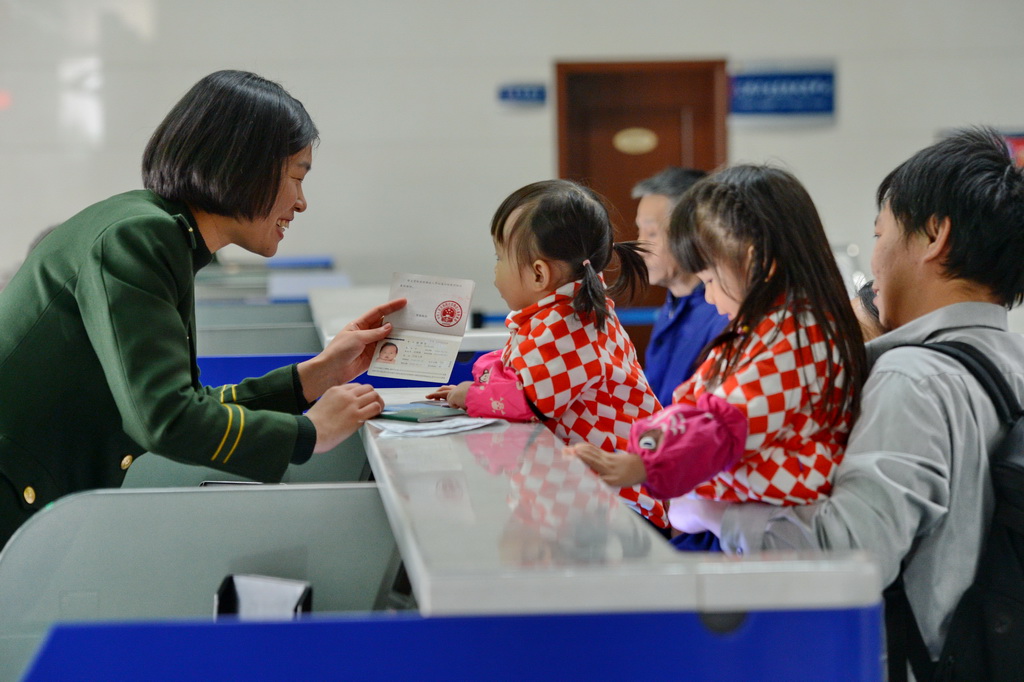 1��27�գ�ʯ���f߅���z��վ�ęz��T��С�����k�����m(x��)�� ���A��l(f��)����Сѩ �z��