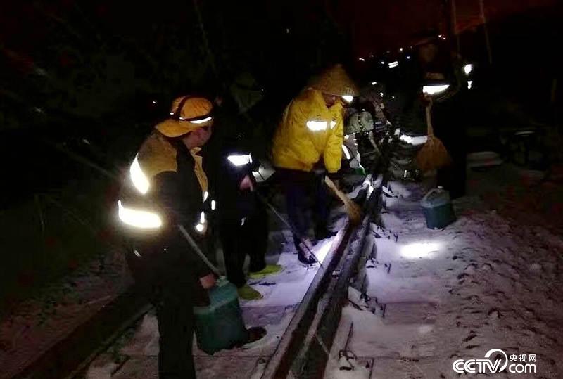 鐵路職工連夜除雪確保道路安全(濟南鐵路局供圖)
