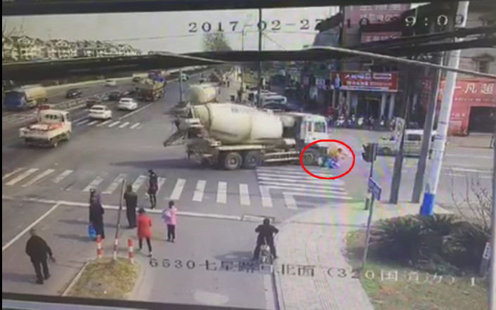 2��27������10�c(di��n)38�����ң��㽭���d���Ϻ��^(q��)���ǽֵ�320�����c�d��·�������һ�vˮ������܇���D(zhu��n)�r���c�ǙC(j��)��܇����һ�vֱ�еĶ�݆Ħ��܇�l(f��)����ײ��Ħ��܇��һ�����޺�һ��2�q���ӱ�����܇�����P(gu��n)�I�r��������ƴ���Ѻ����o(h��)�ڑ�����Ӻ��l(f��)�o�p�����������������뉺�����t(y��)�󱻽�֫�����K�������@λ�����ё���5���������]�����g(sh��)�ͺ����ί���ˎ���@��δ�����Č����y�������ְ����_Ҳ�܂��ˡ�