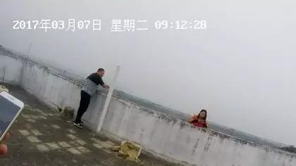 (民警與女子對(duì)話)