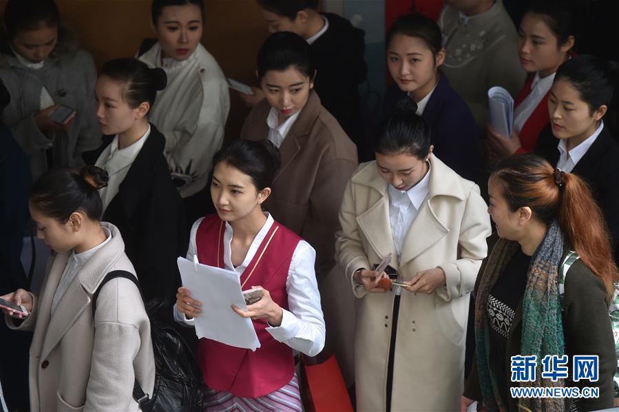 校園招聘空乘美女如云 場(chǎng)面火爆 校園招聘空乘美女如云 場(chǎng)面火爆
