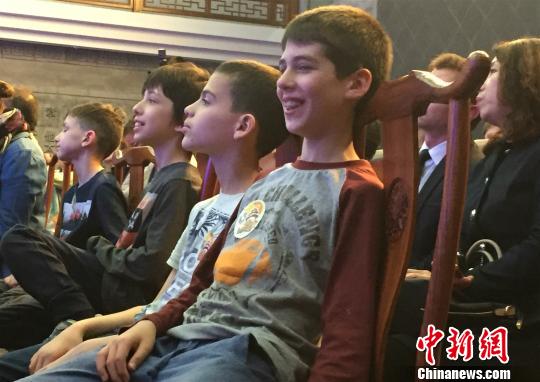 非遺專(zhuān)家話(huà)傳承外國(guó)友人“零距離”體驗(yàn)京劇臉譜文化