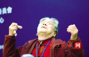 日本友人向南京大屠殺幸存者下跪謝罪