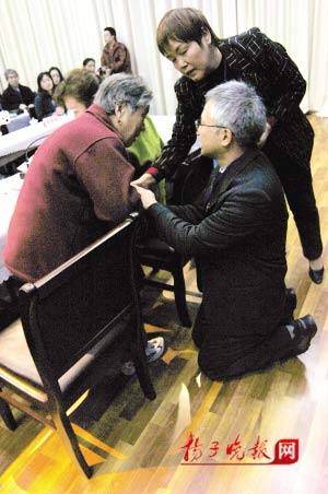 日本友人向南京大屠殺幸存者下跪謝罪