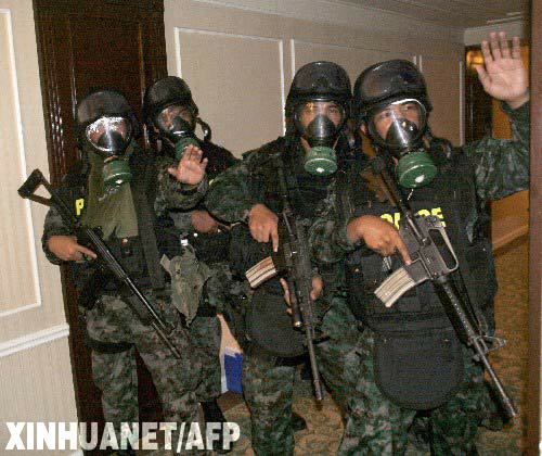 11月29日,菲律賓軍警進(jìn)入位于首都馬尼拉馬卡蒂金融區(qū)的半島酒店內(nèi)。一度占據(jù)酒店的受審軍人在政府壓力下被迫投降,受審軍人與政府對(duì)峙事件已經(jīng)結(jié)束。 新華社/法新