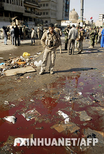 2月1日,伊拉克警察和士兵在首都巴格達(dá)市中心的爆炸現(xiàn)場(chǎng)檢查。當(dāng)日,巴格達(dá)市中心發(fā)生炸彈襲擊事件,目前已造成35人死亡,75人受傷。 新華社/法新