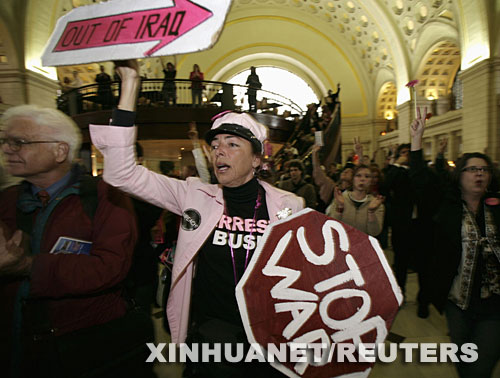 3��18�գ��������l(f��)�������ˑ�(zh��n)��5����֮�H��һЩ��������(zh��n)��ʿ�ڽ�ͨ�߷�r�΁����Aʢ�D����܇վ�e�з���(zh��n)����ʾ���� ���A��/·͸