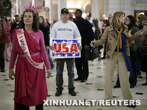 3��18�����������l(f��)�������ˑ�(zh��n)��5����֮�H��һЩ��������(zh��n)��ʿ�ڽ�ͨ�߷�r�΁����Aʢ�D����܇վ�e�з���(zh��n)����ʾ���� ���A��/·͸