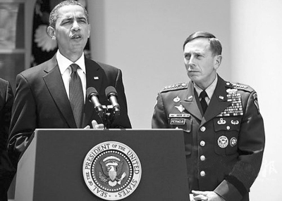 圖為彼得雷烏斯(右)和美國總統(tǒng)奧巴馬