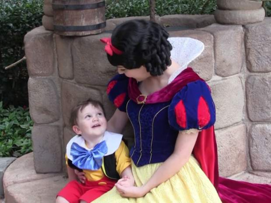 超暖心!自閉癥男童與“白雪公主”互動(dòng)敞開心房