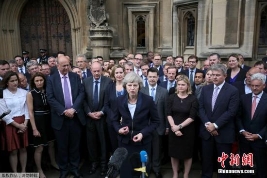 �зГP(y��ng)�P(y��ng)��Ӣ��(gu��)Ó�W�Y(ji��)���󣬿�÷���D(zhu��n)���xȥ���ƌ���10̖(h��o)ӭ��(l��i)�����ĵڶ���Ů���ˡ�������ɯ��÷�� ����ɯ��÷����60�q���������α����h�I(l��ng)�������������Q�顰�ĳ�Ԫ�ϡ���1997�ꮔ(d��ng)�x��(gu��)��(hu��)�h�T��2010�����(d��n)�΃�(n��i)����������(d��n)������������ɞ��^���Р�����֮��Ӣ��(gu��)�vʷ�ϵڶ�λŮ���ࡣ ����ɯ��÷�Q�����ǳ��s���܉�(d��ng)�x�����h�I(l��ng)�䲢������Ӣ��(gu��)�����������t�����ˑB(t��i)�挦(du��)δ��(l��i)��Ŭ���F(tu��n)�Y(ji��)ȫ�w��(gu��)������ͬ��(chu��ng)��һ��(g��)�������õ�Ӣ��(gu��)��