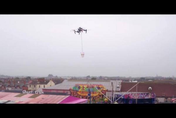 無人機(jī)夏天新用途:海灘派送美味冰淇淋 無人機(jī)夏天新用途:海灘派送美味冰淇淋