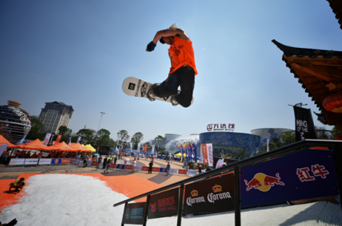 40度高溫下的滑雪賽 “雪山之王”夏季賽南昌開戰(zhàn) 40度高溫下的滑雪賽 “雪山之王”夏季賽南昌開戰(zhàn)