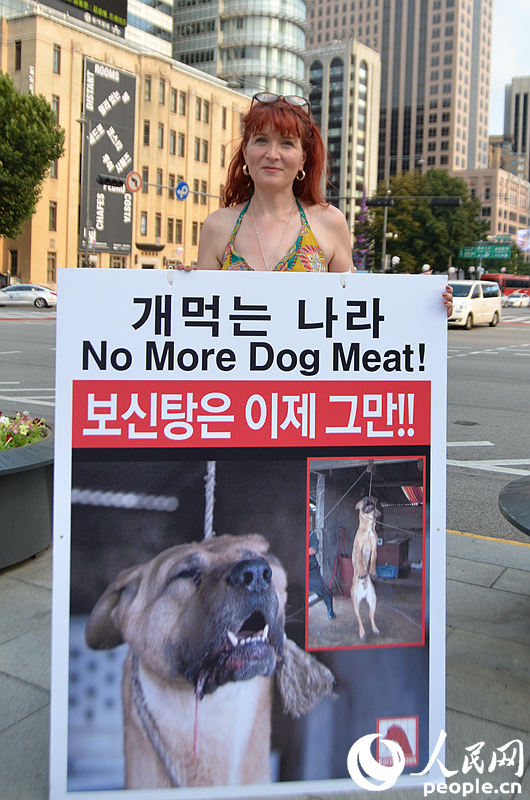 ����26��,һλӢ��(gu��)Ů�����נ��⻯�T(m��n)�V��(ch��ng)�e����(xi��)�С�ֹͣ�Թ��⡱������,�M(j��n)��ʾ�����(d��ng)��