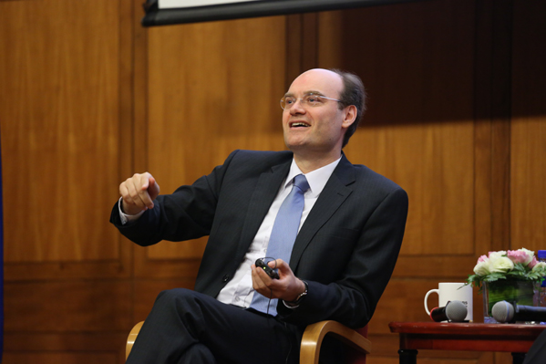 �DƬĬ�J���}