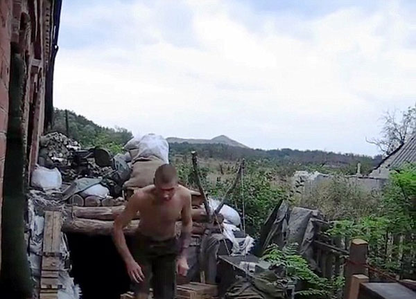 烏克蘭士兵自制彈弓向俄羅斯投擲手榴彈 烏克蘭士兵自制彈弓向俄羅斯投擲手榴彈