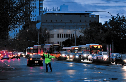 �ױ������ϰ�ȫ�ݴ�ͣ� ��(d��ng)?sh��)ؽ�ͨ��y�ۿ�ͣ�\(y��n)