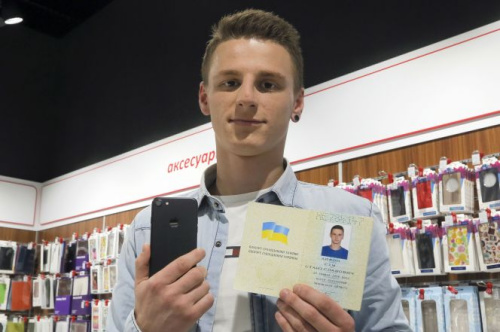 改名免費換手機(jī):烏克蘭小伙把名字改成“iPhone7”