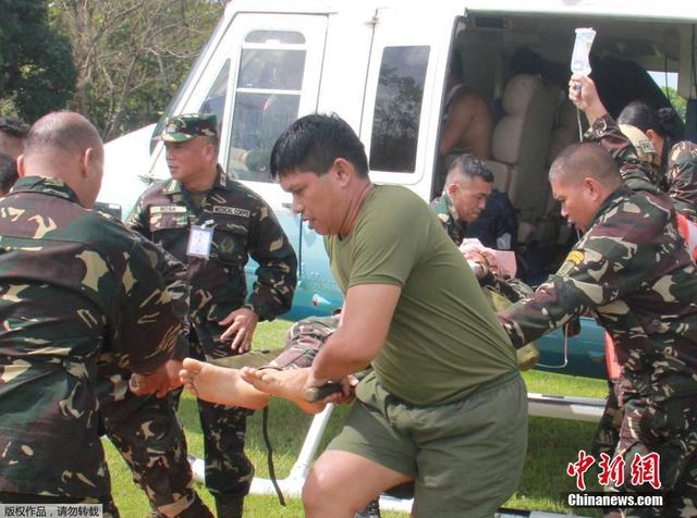 資料圖:圖為一名受傷的總統(tǒng)保安隊成員被空運到一處軍營治療