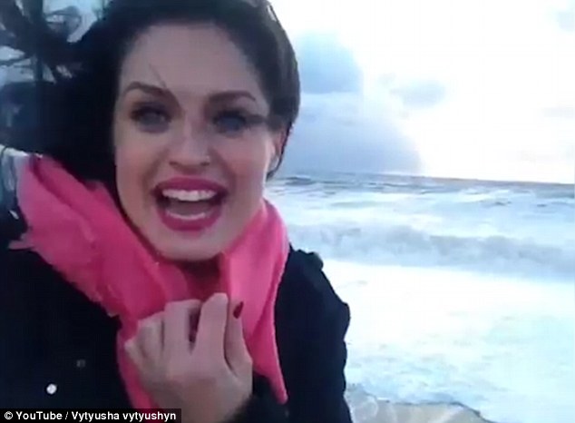 ������Ů�Ӻ�߅���ı������ĵ�