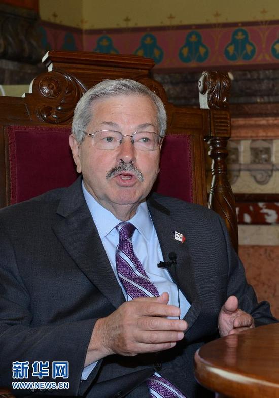 在美國艾奧瓦州得梅因市,艾奧瓦州州長特里·布蘭斯塔德在其辦公室接受采訪