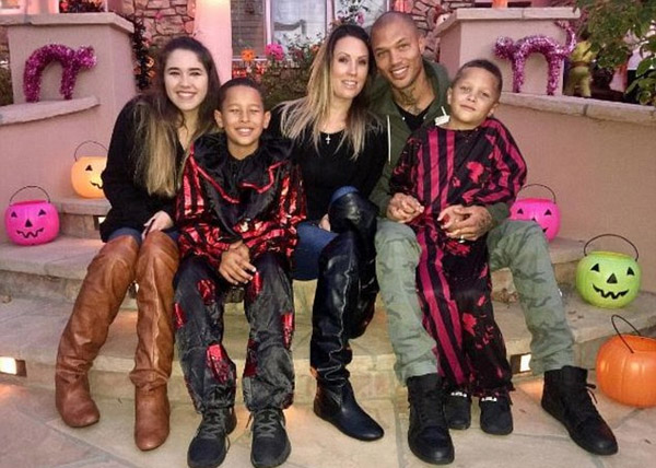 ���h(hu��n)��W(w��ng)�C�ψ�(b��o)�����ᵽ�������˂�����(hu��)��֮�Ա����@�ӵ���һ�����Ҳ�͚�����Ȼ�����¿�����������(j��)Ӣ��(gu��)��ÿ���]��(b��o)��1��2��?q��ng)?b��o)����������ȫ���������֮�Q�Ľ����ס��׿�˹(Jeremy Meeks )�ѽ�(j��ng)�̝Mጷţ��������ͼ���һ��cף��������